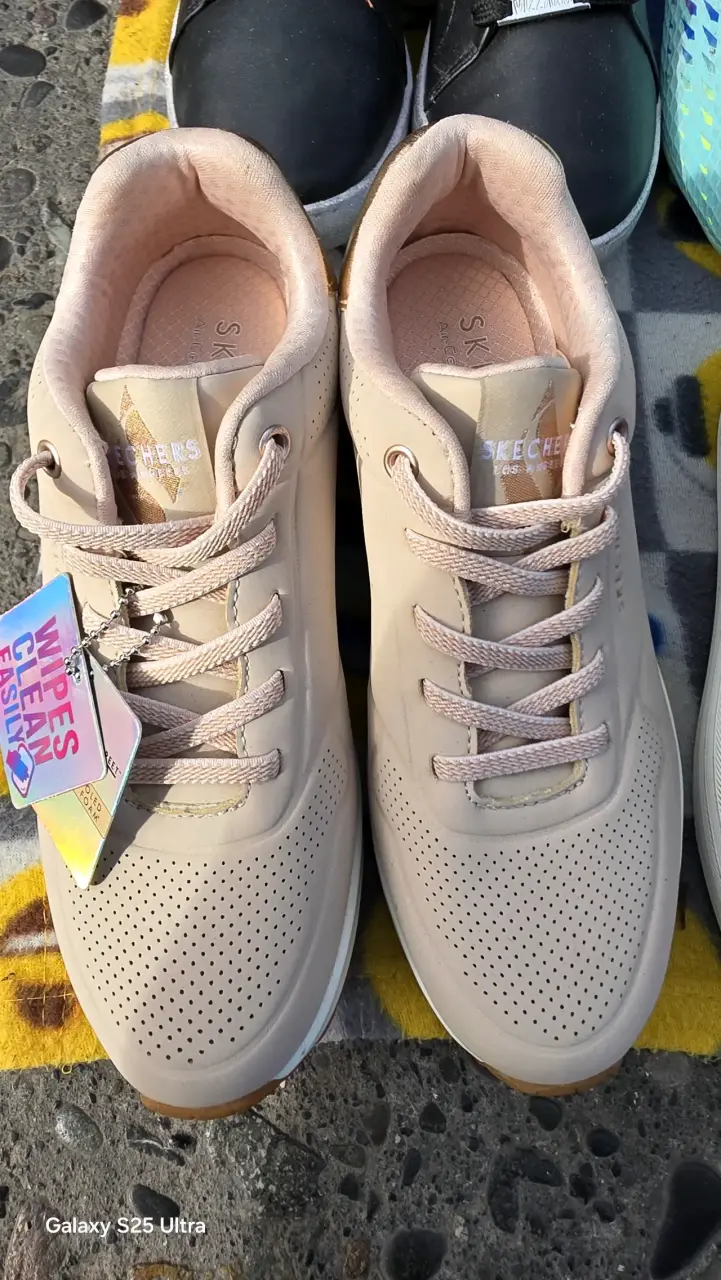 Zapatillas Skechers beige nuevas - 1
