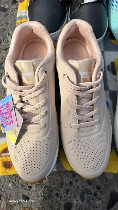 Zapatillas Skechers beige nuevas - miniatura 1