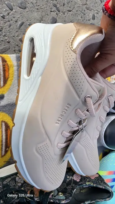 Zapatillas Skechers beige nuevas - miniatura 2