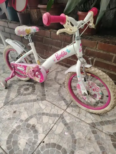 Bicicleta infantil Barbie rosada - miniatura 2