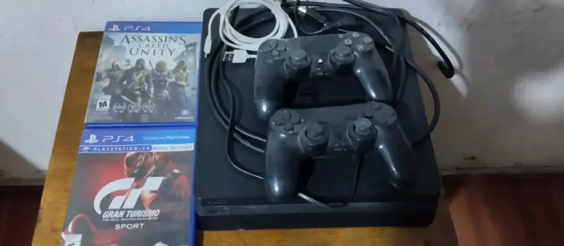 Consola PS4 con controles y juegos - 1