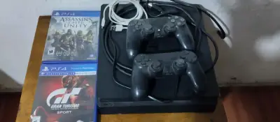 Consola PS4 con controles y juegos - miniatura 1