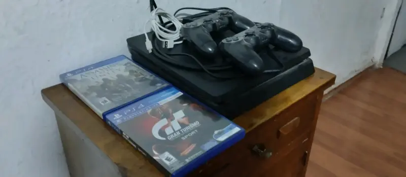 Consola PS4 con controles y juegos - 2
