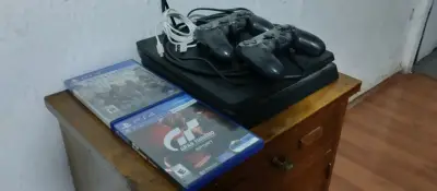 Consola PS4 con controles y juegos - miniatura 2