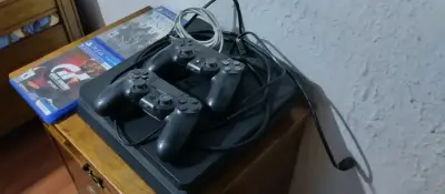 Consola PS4 con controles y juegos - miniatura 3