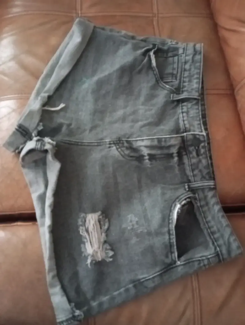Shorts de mezclilla desgastados - 1