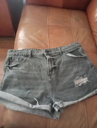 Shorts de mezclilla desgastados - miniatura 2
