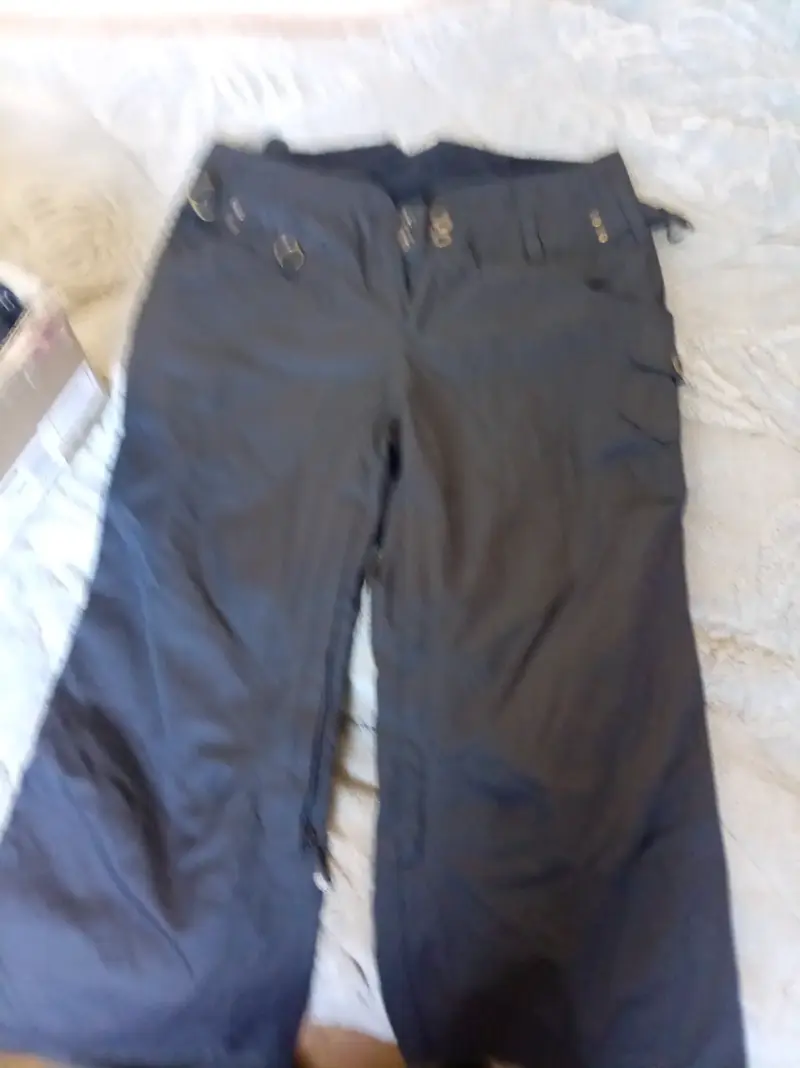 Pantalones negros con hebillas