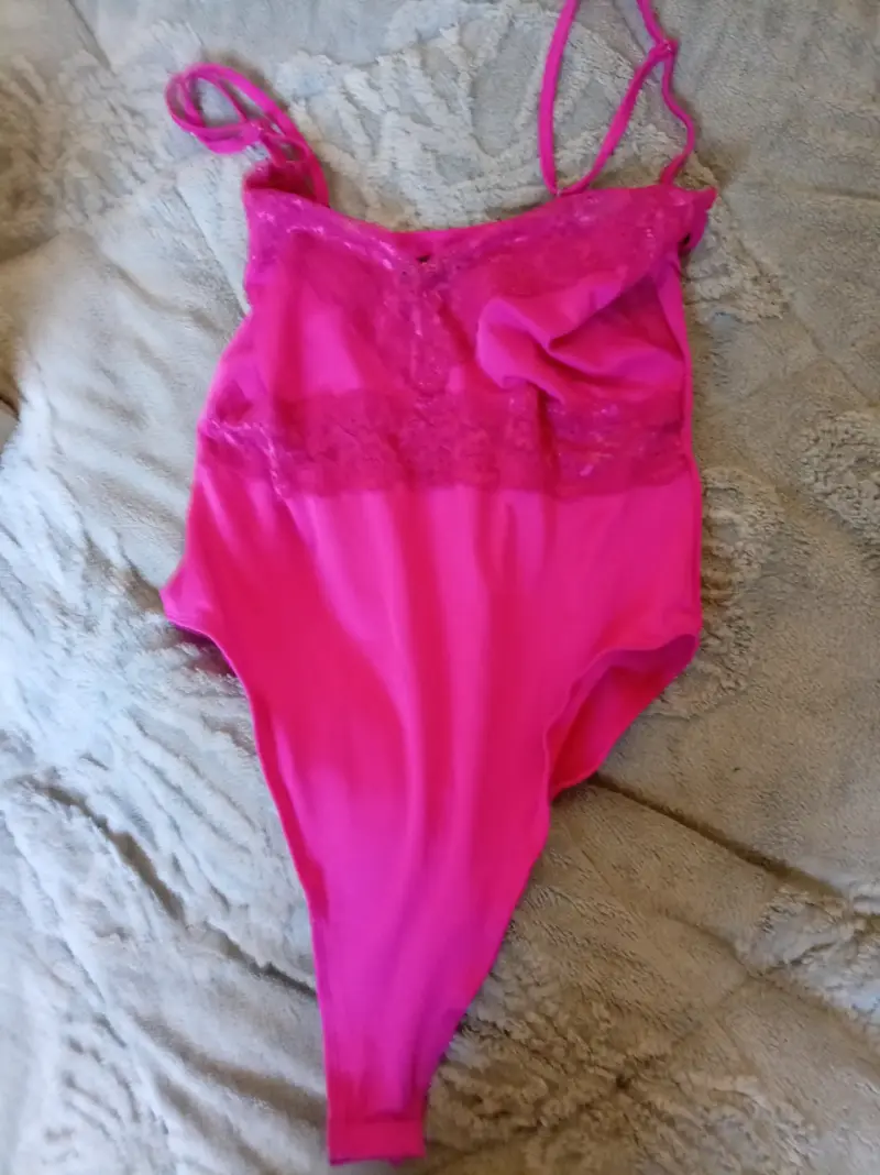 Body de encaje fucsia