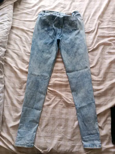Jeans azul claro desgastado - miniatura 2