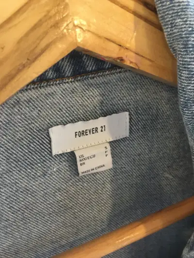 Chaqueta de mezclilla con tachas - miniatura 2