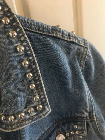Chaqueta de mezclilla con tachas - miniatura 3