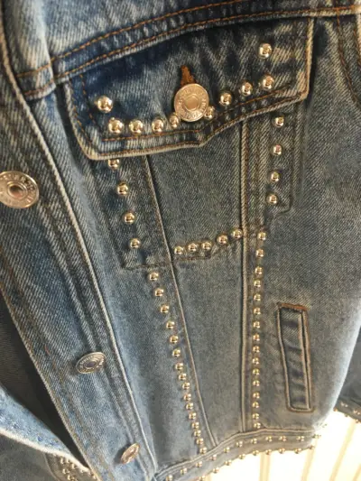 Chaqueta de mezclilla con tachas - miniatura 4