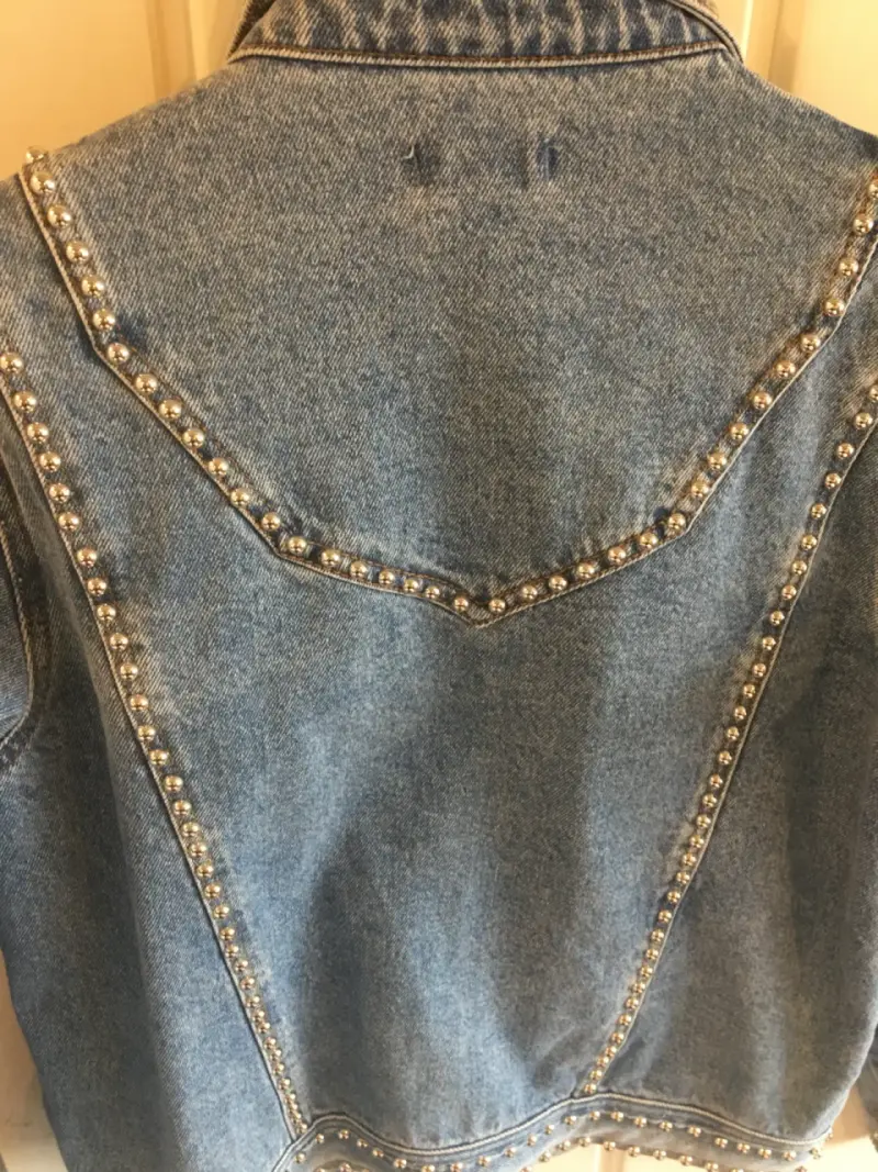 Chaqueta de mezclilla con tachas - 5
