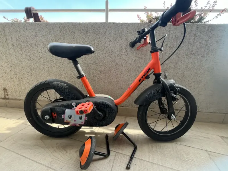 Bicicleta infantil naranja con rueditas - 1