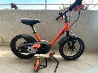 Bicicleta infantil naranja con rueditas - miniatura 1