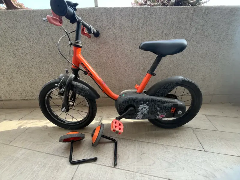 Bicicleta infantil naranja con rueditas - 2