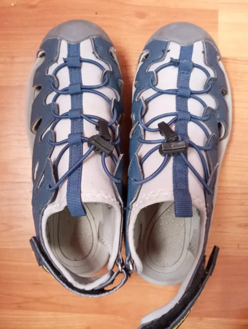Sandalias deportivas grises y azules