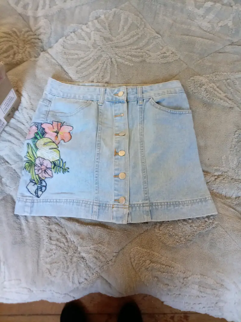 Falda mezclilla con bordado floral