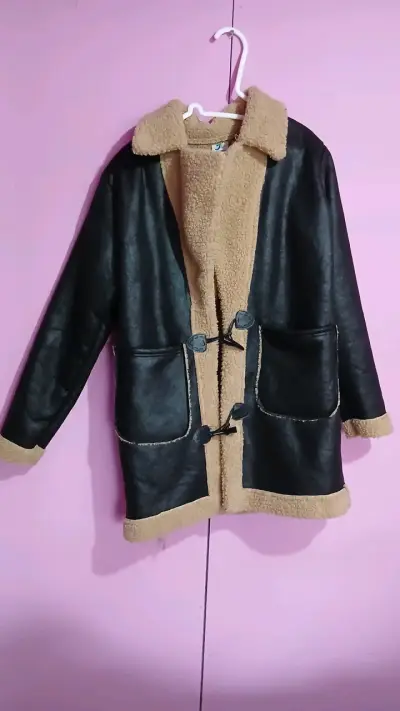 Abrigo negro con forro beige - miniatura 1