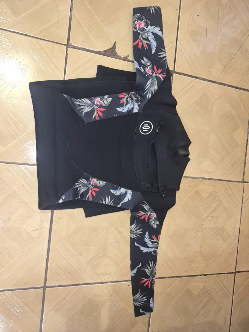 Traje de neopreno floral - 3