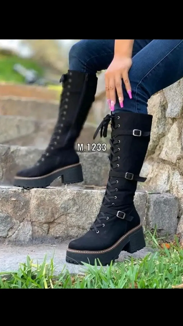 Botas negras con hebillas - 1