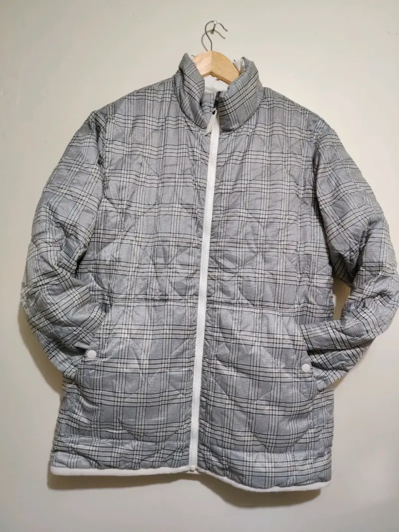 Chaqueta acolchada gris con negra - 4