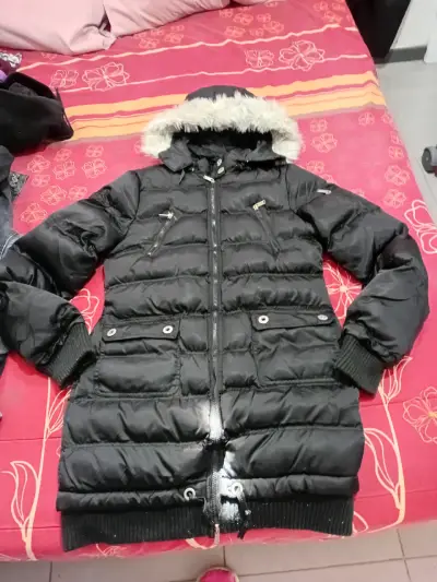 Parka negra con capucha de piel - miniatura 1
