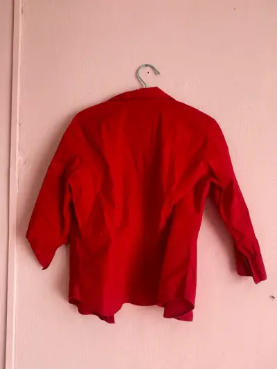 Camisa roja de mujer - miniatura 2