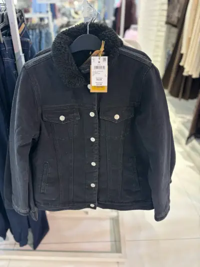 Chaqueta negra con chiporro por dentro - miniatura 1