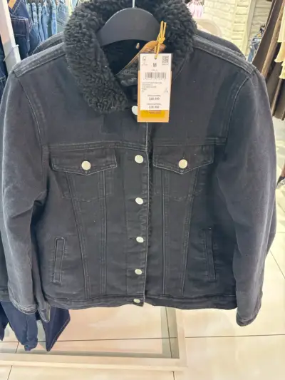 Chaqueta negra con chiporro por dentro - miniatura 2