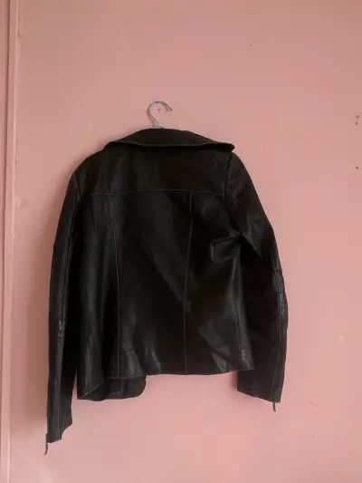 Chaqueta de cuero negra - miniatura 2