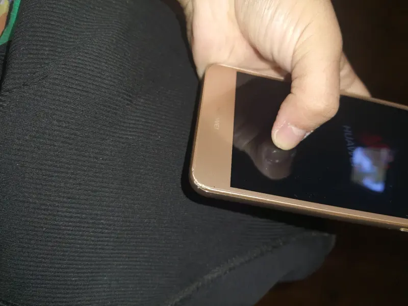 Smartphone Huawei dorado - 2