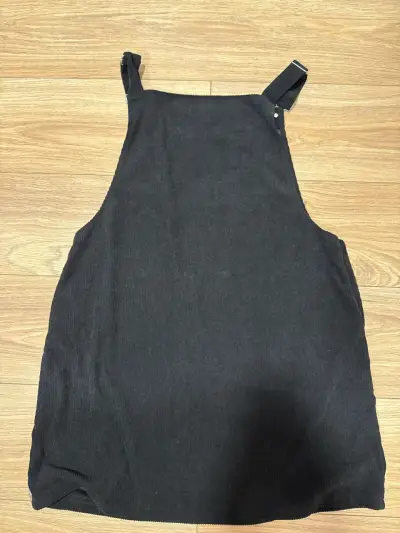 Peto falda negra con tirantes - miniatura 3