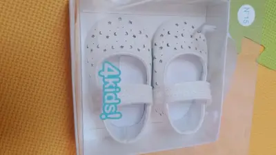 Zapatos blancos para bebé - miniatura 1