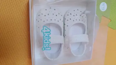 Zapatos blancos para bebé - miniatura 2