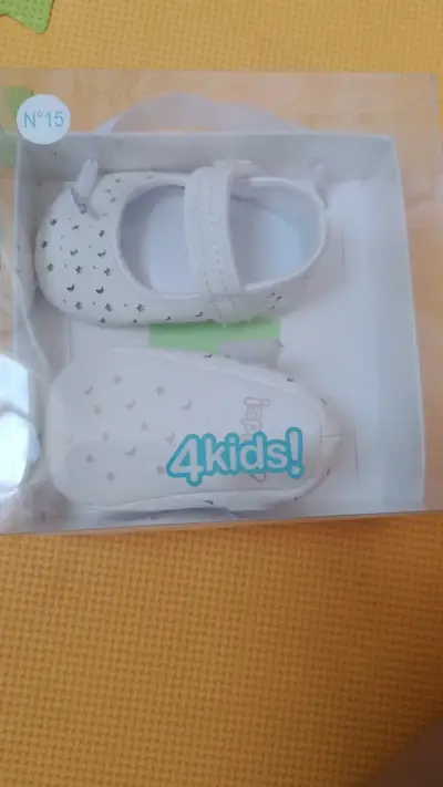 Zapatos blancos para bebé - miniatura 3