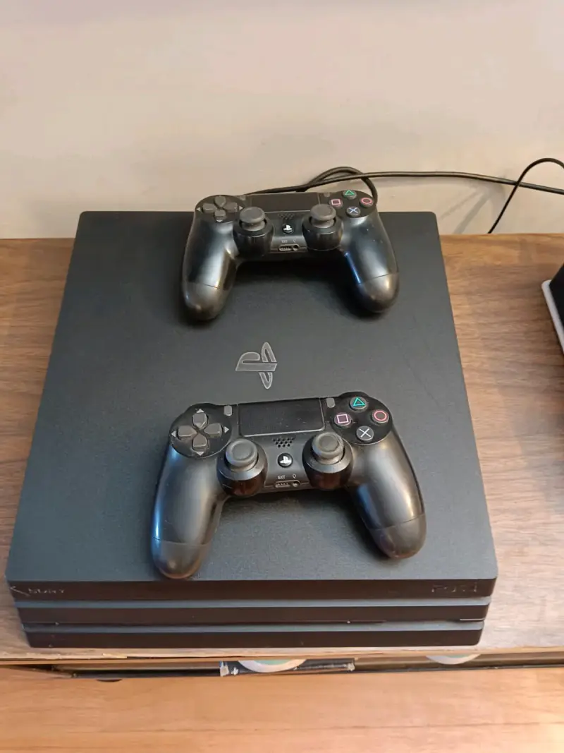 Consola PS4 con dos controles