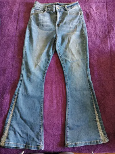 Jeans de mezclilla con detalles brillantes - miniatura 1
