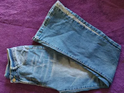 Jeans de mezclilla con detalles brillantes - miniatura 2