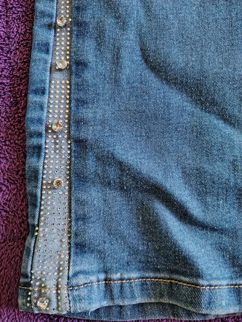 Jeans de mezclilla con detalles brillantes - 3