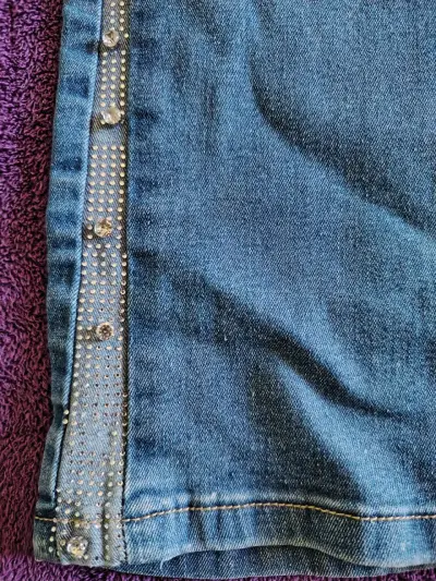 Jeans de mezclilla con detalles brillantes - miniatura 3