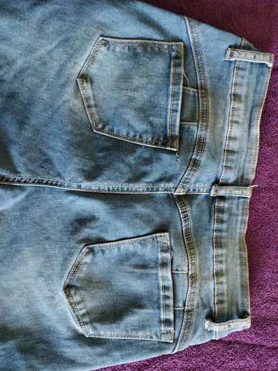 Jeans de mezclilla con detalles brillantes - miniatura 4