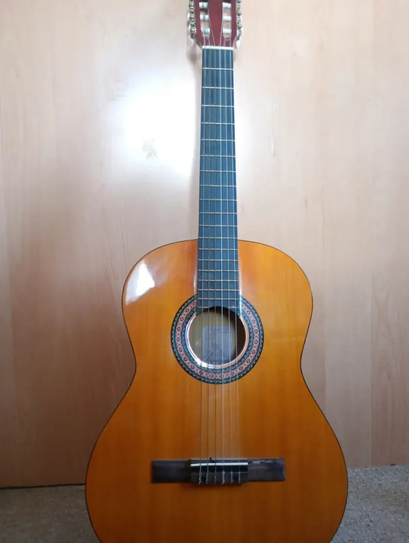 Guitarra clásica de madera - 1