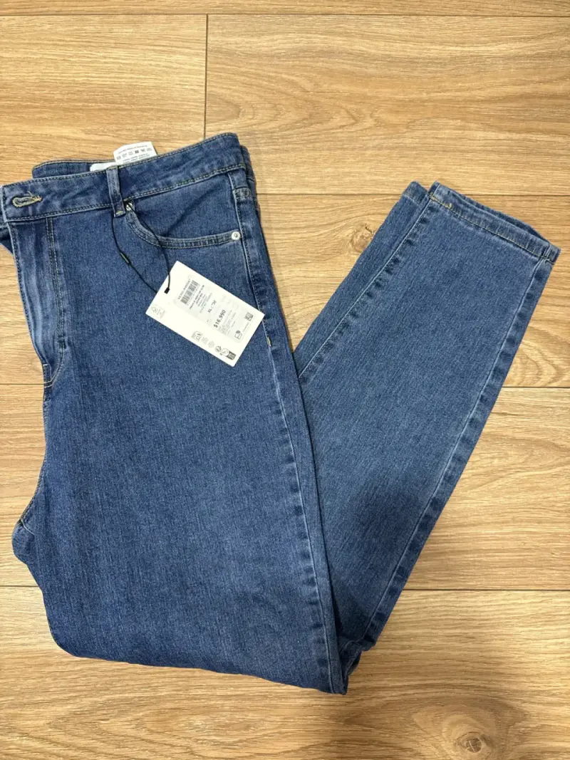 Jeans azul oscuro con etiqueta