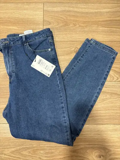 Jeans azul oscuro con etiqueta - miniatura 1