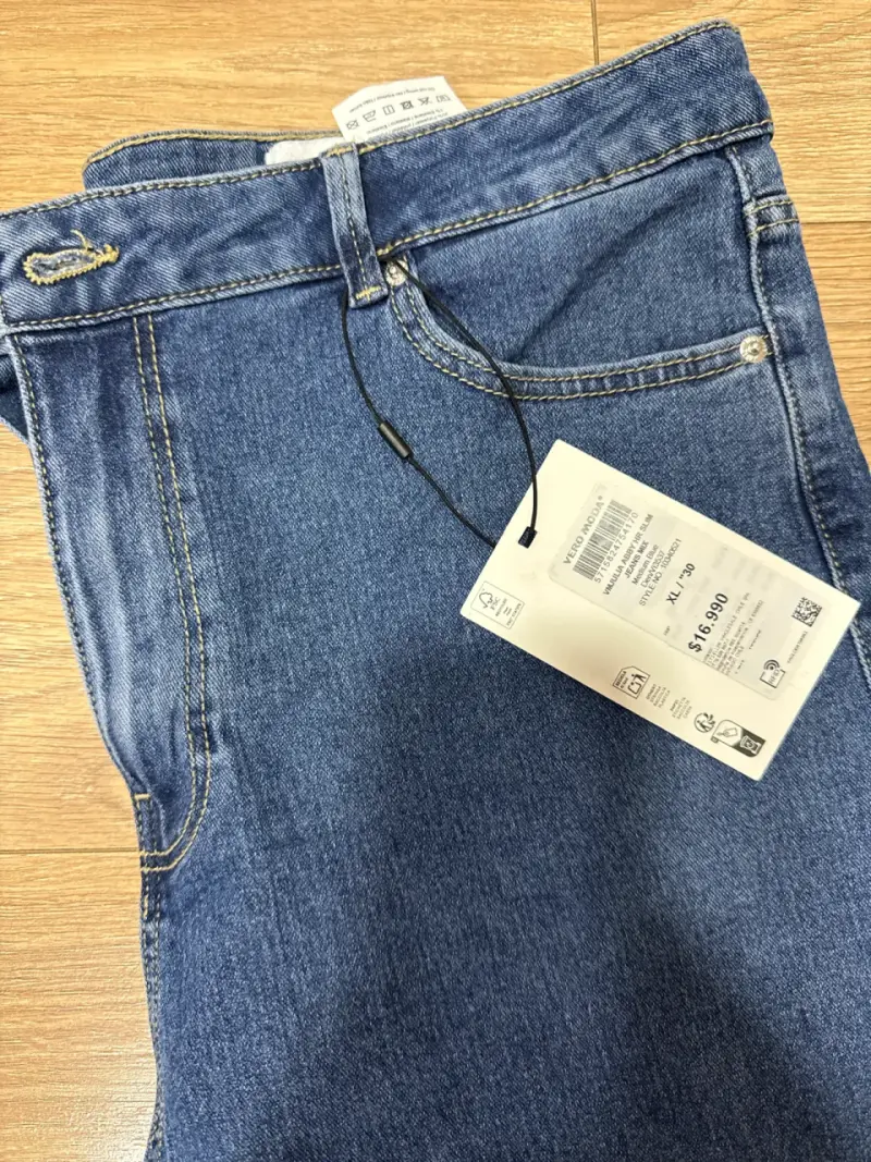 Jeans azul oscuro con etiqueta - 2