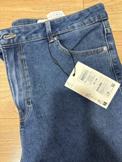 Jeans azul oscuro con etiqueta - miniatura 2