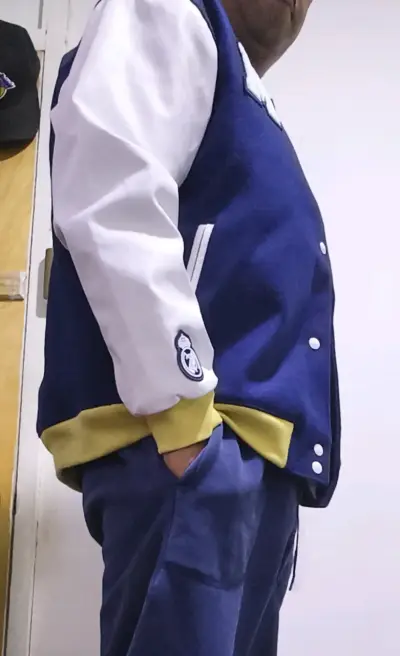 Chaqueta varsity azul con logo - miniatura 2
