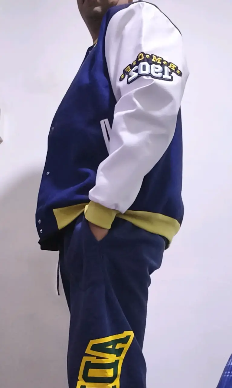 Chaqueta varsity azul con logo - 3